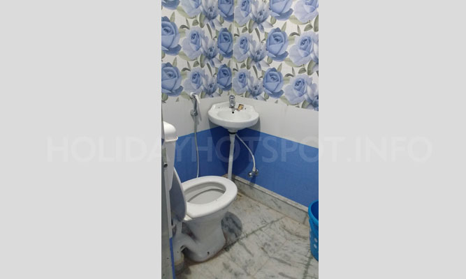 Trinayani Homestay bathroom with commode at Jaldapara