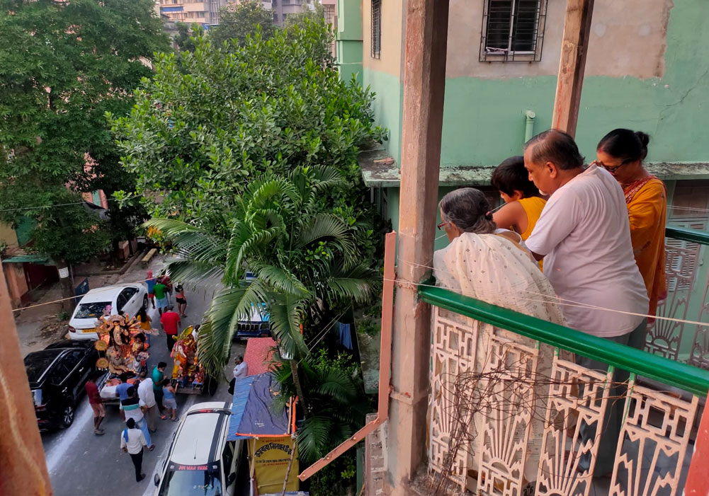 Oh-Kolkata Sutanati Homestay balcony day view during durga puja bisarjan