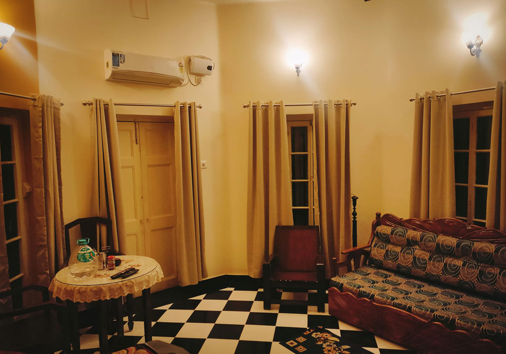 suites 2 Oh-Kolkata Sutanati Homestay drawing room drawing room attached bathroom.